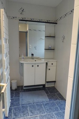 Salle d'eau avec sèche serviette, sèche cheveux