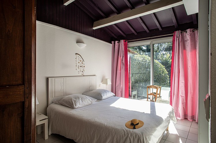 chambre rose rez de chausse╠üe _RAN3100