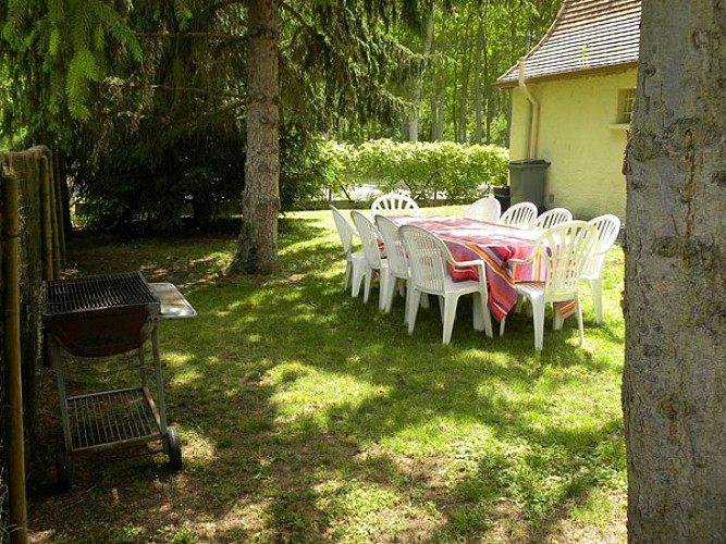 Coin repas dans jardin Les Peupliers (800x600)