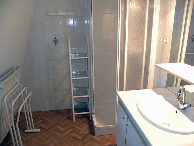 gite-vacances-noyer-salle-d-eau-2