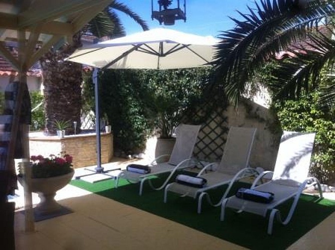 Piscine chaise longue Le Jambon