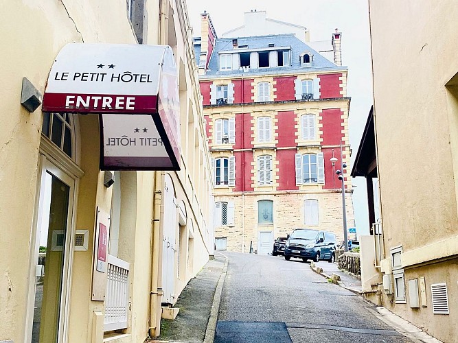 Le Petit Hôtel Biarritz devanture 1