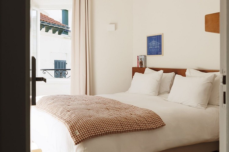 Alfred Hotels les Hlles chambre vue rue@AliceCasenave-2