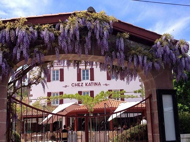 Hôtel Eskualduna - façade glycine - Saint Martin d'Arrossa