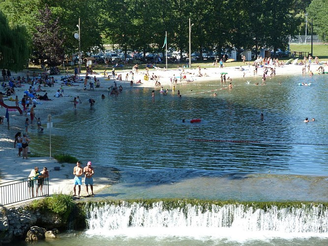 vue de l'ensemble de la plage avec baigneurs