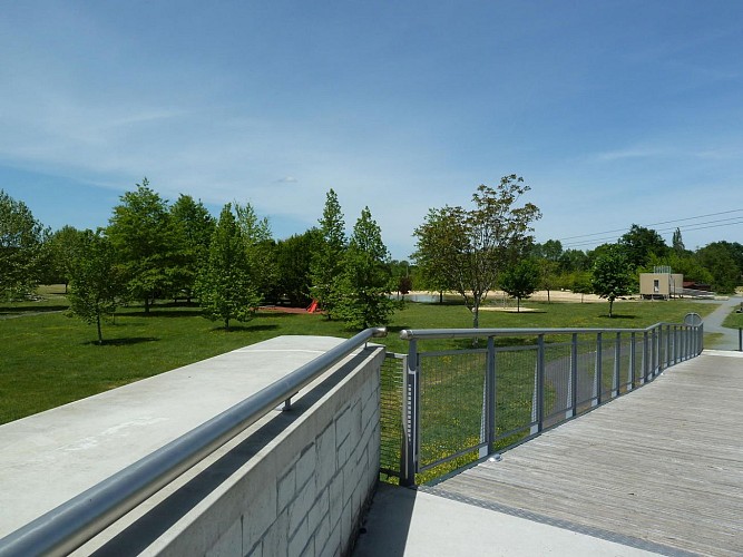 La vue sur la base de loisirs depuis la passerelle