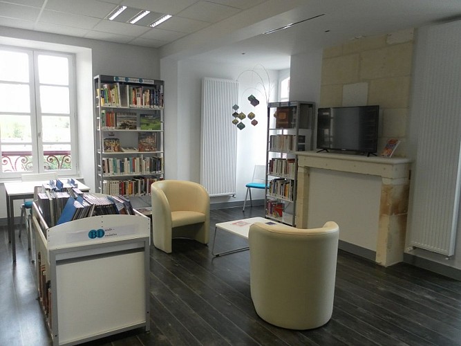 Médiathèque Bourdeilles coin lecture