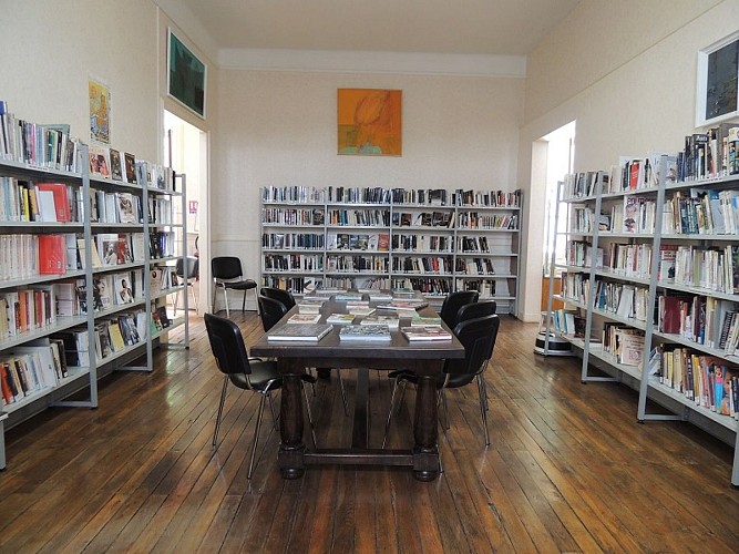 Bibliothèque de Brantôme salle de lecture