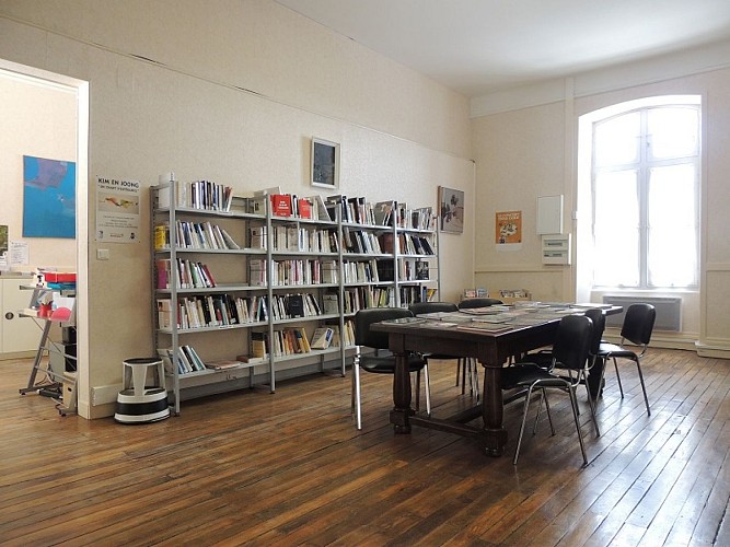 Bibliothèque de Brantôme salle de lecture_2