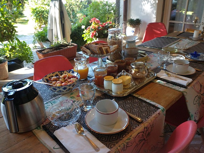 2025 - LABA - Le Chalet - Petit déjeuner sous l'auvent - ©Le Chalet