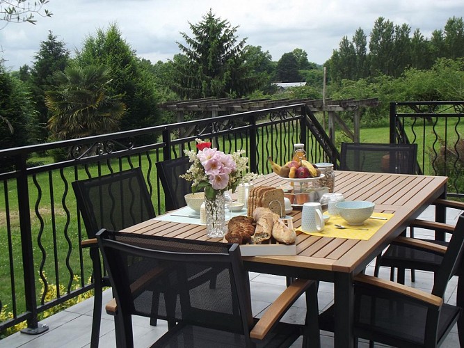 La terrasse avec petit-déjeuner