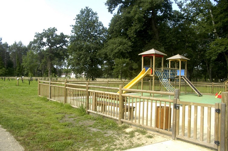 Aire de jeux à l'arborétum de Moré