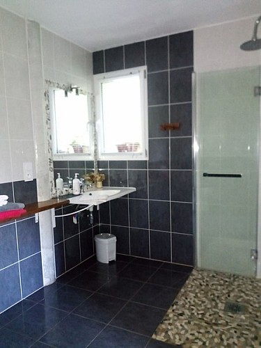 Chambre La Pierre Blanche  - salle d'eau adaptée pmr