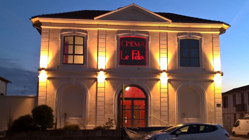 Extérieur cinéma nuit