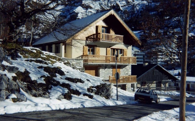 MEUB ASSIMANS 1440Assimans-facade-enneigee