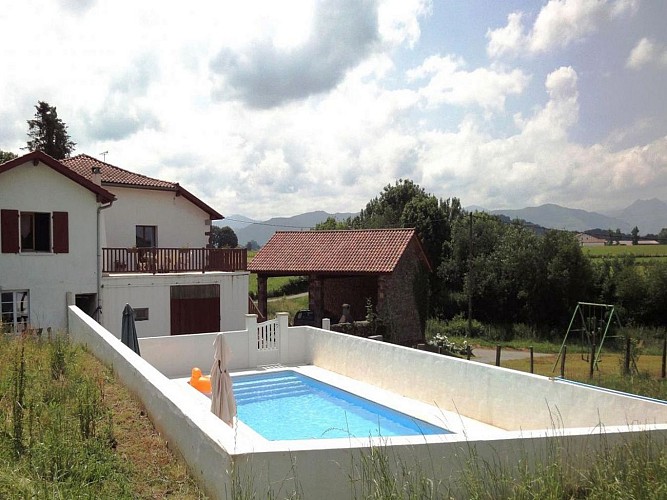 Maison Subiatia-piscine et vue-St Jean le Vieux
