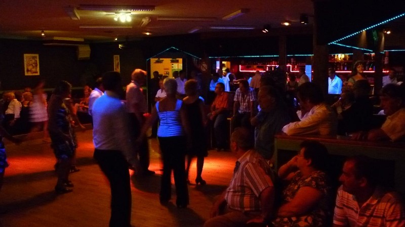 andalouvilleneuvededuras2011Salle de danse avec danseurs