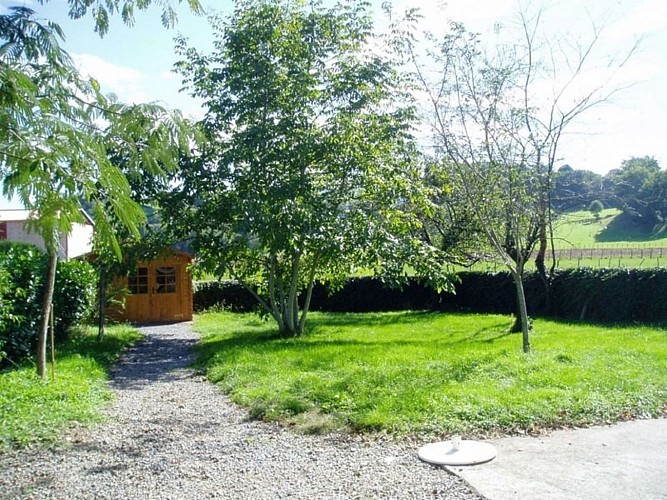 Maisonnette-camino-jardin-st jean le vieux