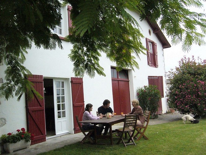 Chambres d'hôtes Etxebestia - 64120 Gabat (3)