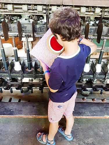 enfant qui joue sirtaqui