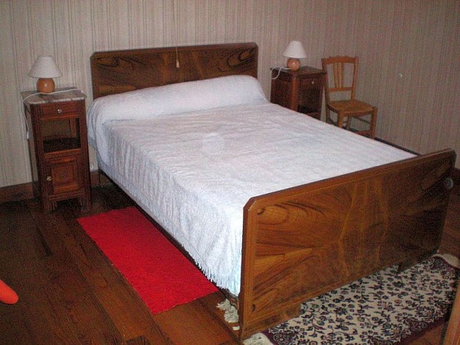 Maison Etchegaray chambre lit double blanc - Osses