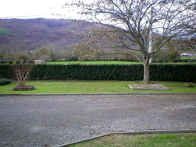 Maison Etchegaray cour et jardin - Osses