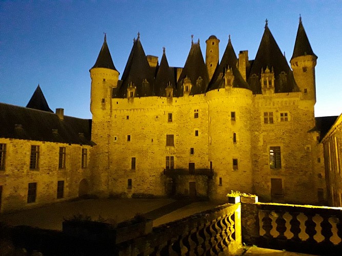 Château de Jumilhac vu de nuit ©ChateaudeJumilhac