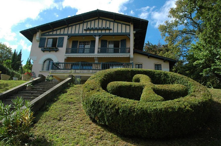 FACADE COTE CROIX BASQUE 1440x900