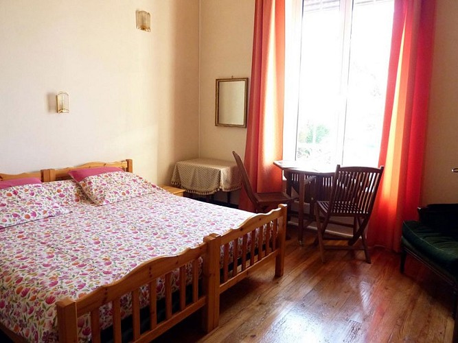 4 Ch1 grand lit [800x600]