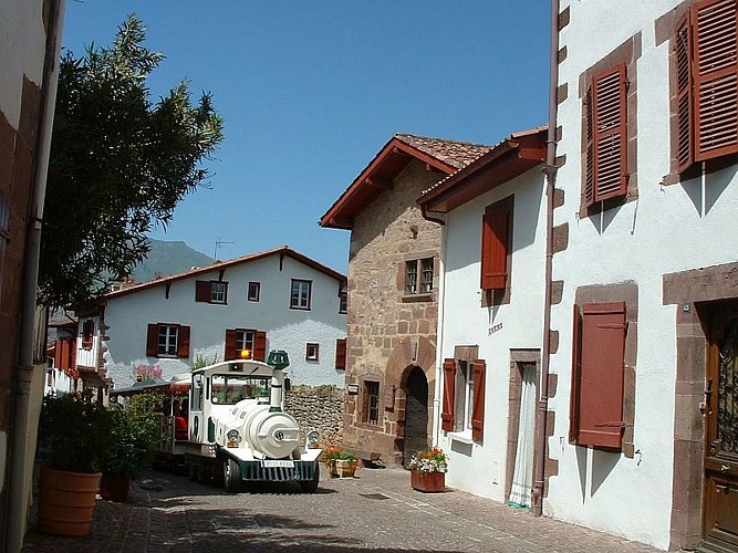 Petit train touristique de Saint Jean Pied de Port - prison des Evêques
