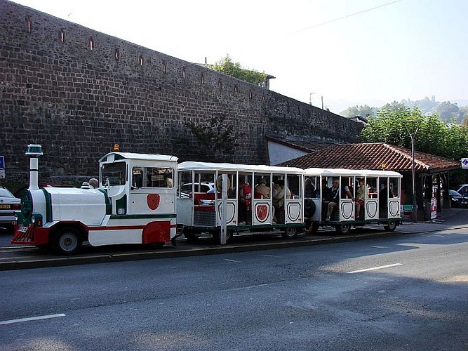 Petit train touristique de Saint Jean Pied de Port - stationnement