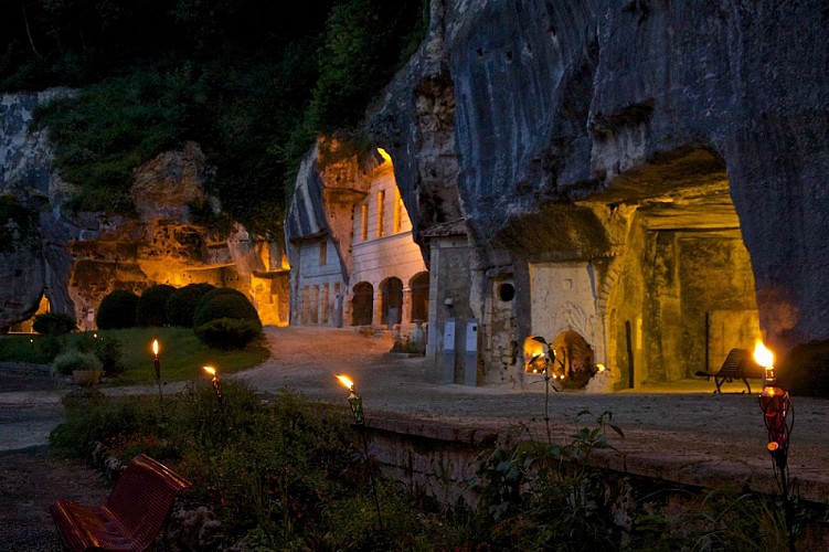 Grottes de l'abbaye de Brantôme (nocturne)