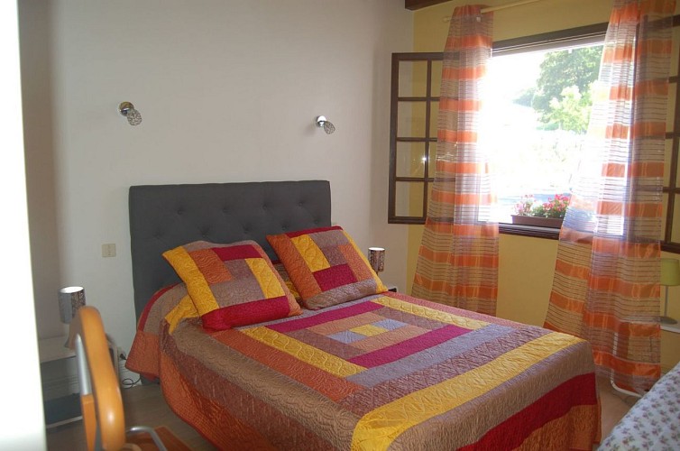 Chambres-Esponde-MJ-chambre-orangeSt-Jean-le-Vieux