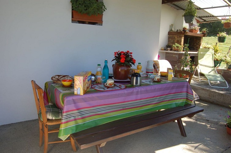 Chambres-Esponde-MJ-table-terrasseSt-Jean-le-Vieux