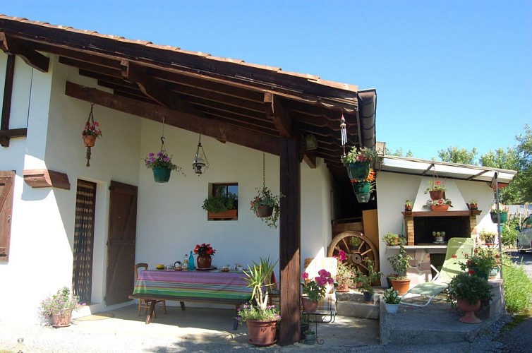 Chambres-Esponde-MJ-terrasse-couverte-St-Jean-le-Vieux