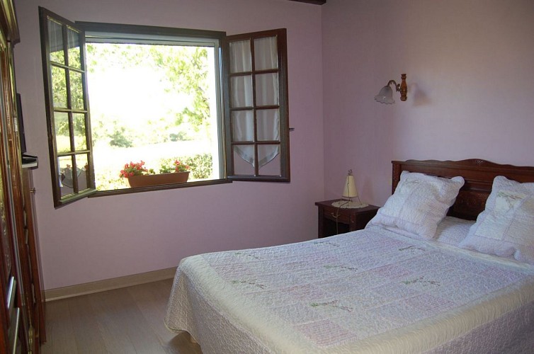 Chambres-Esponde-MJ-chbre-blanche-St-Jean-le-Vieux