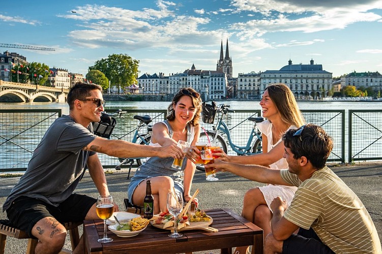 Photo-2-guide-balades-en-pays-basque-3-terrasse-l-Atalante-OT-ete-2020---M.Prat