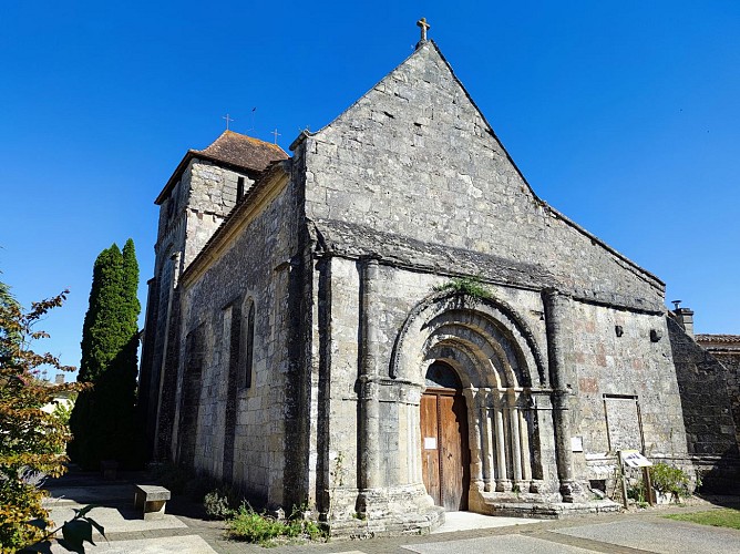 Façade et portail de l'église Saint-Michel - Saint-Michel-de-Montaigne