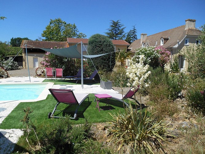 Coin piscine auvent le Pressoir Aydie