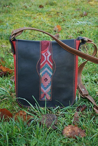 La dame o fleurs bijoux o fleurs et maroquinerie