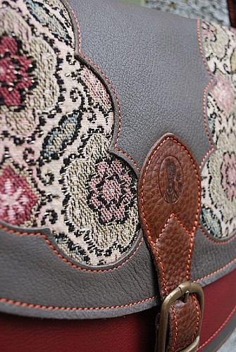 La dame o fleurs bijoux o fleurs et maroquinerie