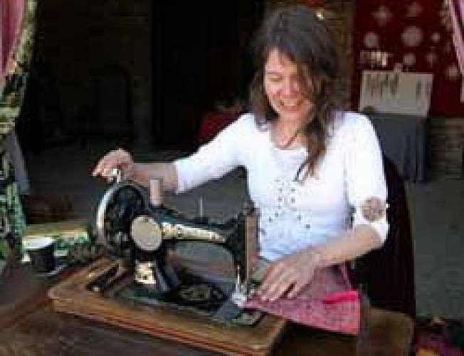 La dame o fleurs bijoux o fleurs et maroquinerie