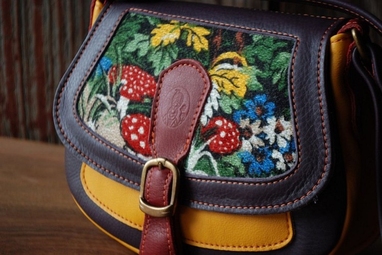 La dame o fleurs bijoux o fleurs et maroquinerie