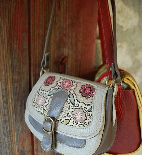 La dame o fleurs bijoux o fleurs et maroquinerie