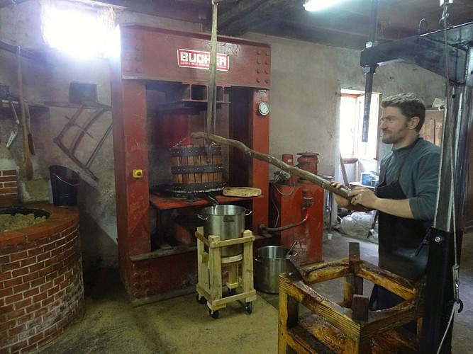 Nicolas à la fabrication de l'huile de noix