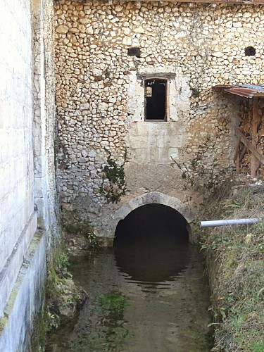 l'eau qui alimente le moulin