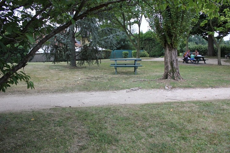 Aire de pique-nique de Lacq derrière la Mairie