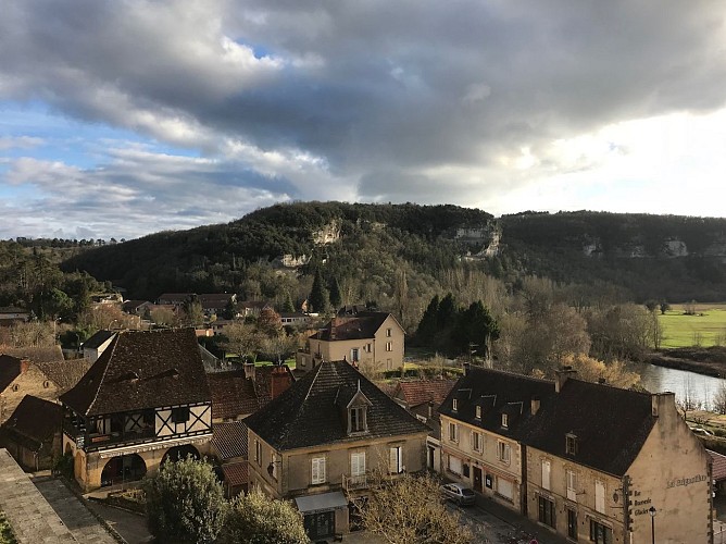 Vue-Eyzies-de-la-terrasse-di-Musee--A