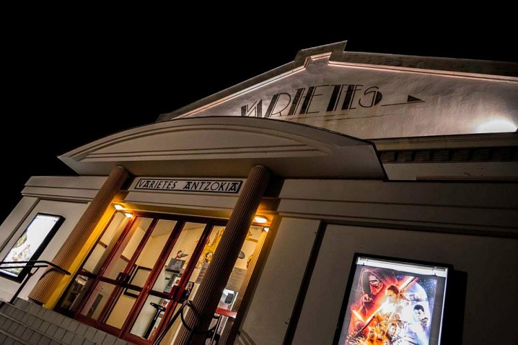 facade-100-triangle 1440 900