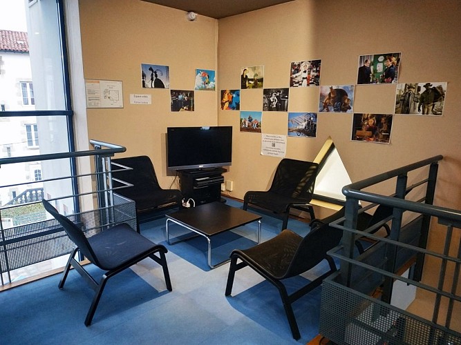 espace-visionnage-deuxieme-niveau--1600x1200-